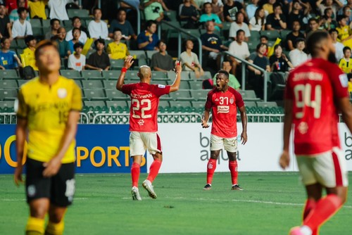 Potret laga antara Bali United FC menghadapi Lee Man FC, Rabu (16/8) di Hongkong.