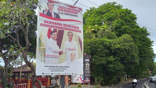 Salah satu baliho yang memasang foto Presiden Jokowi bersama Menhan Prabowo di Denpasar, Rabu (16/8/2023).