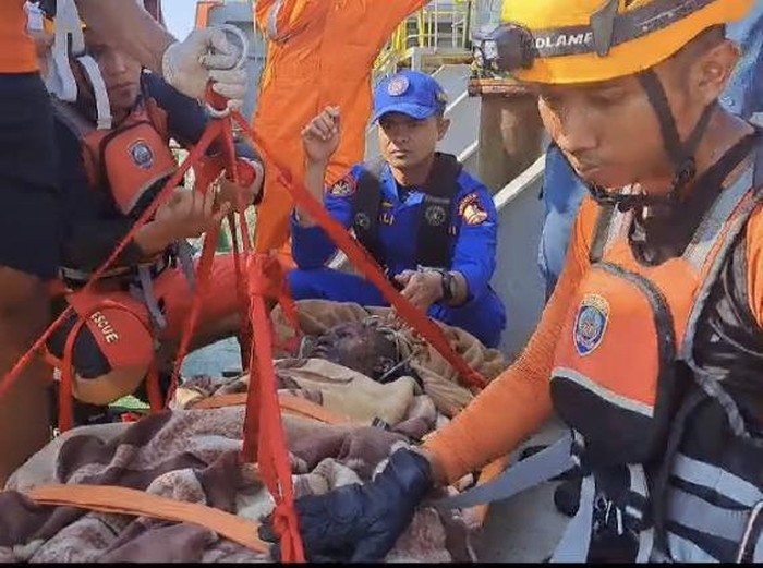 Tim Basarnas mengevakuasi korban kebakaran di kapal. Dokumentasi Basarnas Babel