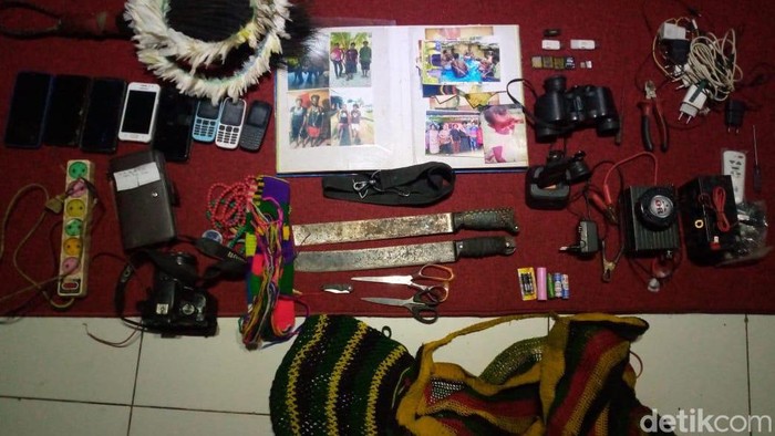 Barang bukti yang disita di markas KKB di Puncak, Papua Tengah.