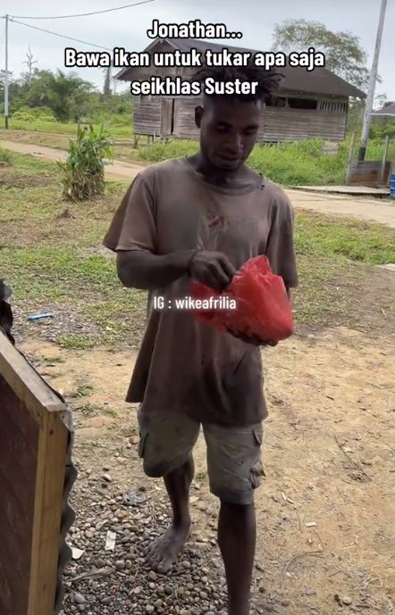 5 Momen Haru Suster Terima Barter Makanan Untuk Bantu Warga Papua