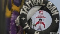 Salah satunya di Jalan Margonda Raya, di jalan tersebut masih terpajang dua baliho. 