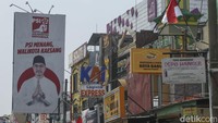 Meski batal maju, nampak baliho Kaesang masih terpampang di beberapa titik di Depok. 