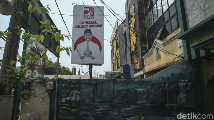 Batal Nyalon, Baliho Kaesang Masih Mejeng di Depok Warga beraktivitas di Jalan Margonda Raya, Depok, Rabu (16/8/2023). Presiden Joko Widodo atau Jokowi memastikan putra bungsunya, Kaesang Pangarep tidak bakal maju dalam Pemilihan Wali Kota Depok 2024.