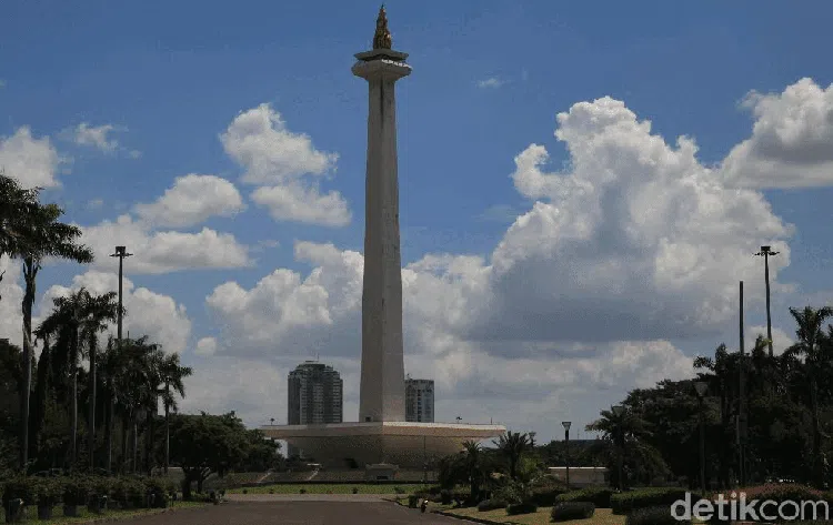 Begini Bedanya Langit Jakarta: Biru Saat WFH, Kini Suram Dikepung Polusi