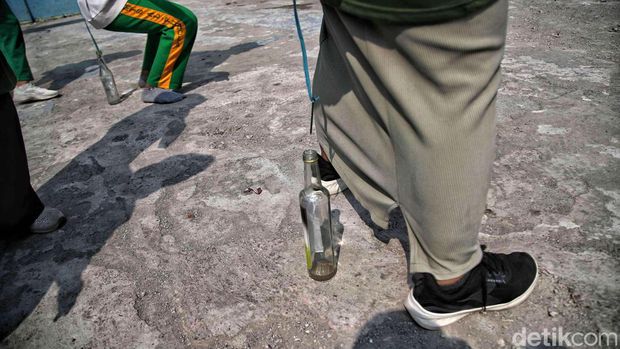 Para siswa Sekolah Al-Fudhola di Kabupaten Bekasi, mengikuti perlombaan dalam rangka HUT RI. Begini keseruannya.