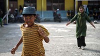 Para siswa tampak antusias mengikuti setiap perlombaan.  