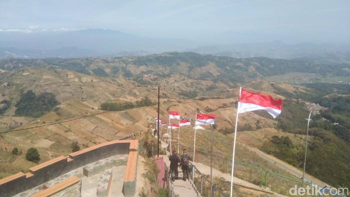 Bendera Merah Putih hiasi kawasan wisata Panyaweuyan, Majalengka.