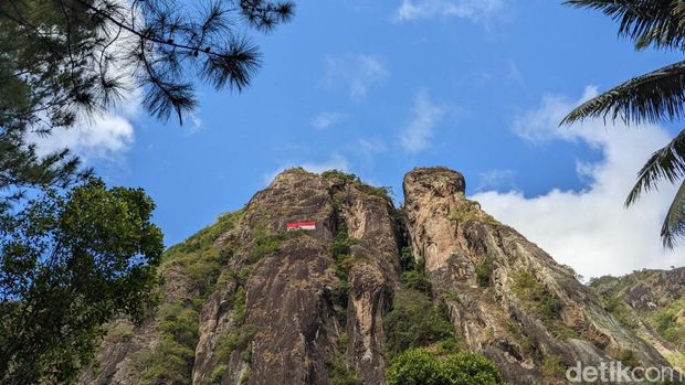 Bendera raksasa berkibar gagah di Tebing Sepikul Trenggalek