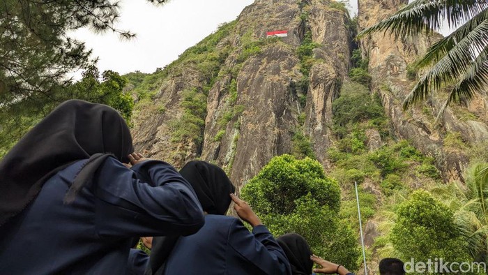 Bendera raksasa berkibar gagah di Tebing Sepikul Trenggalek