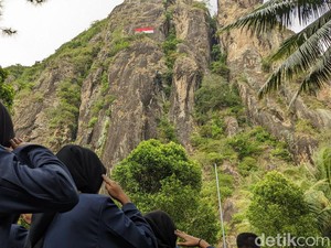 Merah Putih Raksasa Terbentang di Tebing Sepikul pada Ketinggian 360 Meter