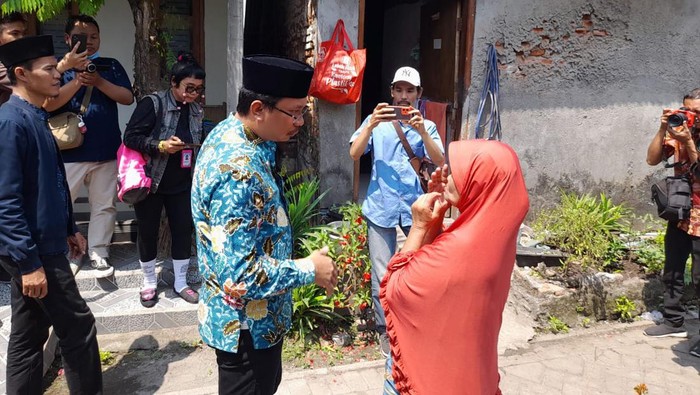 Bupati Sidoarjo Gus Muhdlor saat temui Wiwik, korban siram kencing-tinja oleh Masriah.