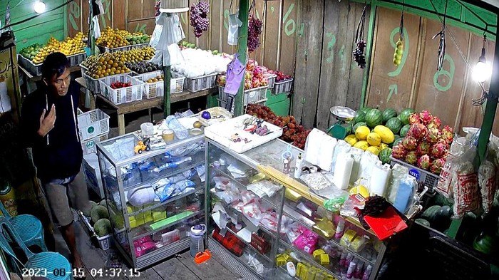 Pria di Jambi terekam CCTV saat membobol toko buah (Tangkapan layar video)