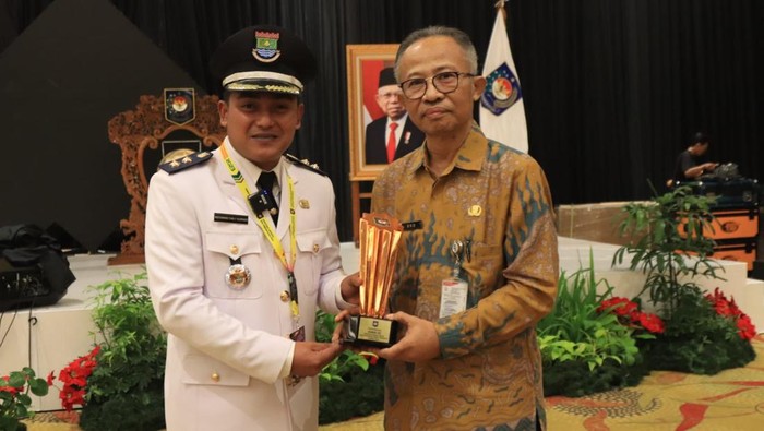 Cisauk dapat penghargaan Kelurahan tingkat nasional 2023.