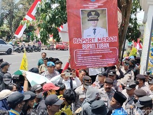 Demo Kritik Kinerja Bupati Tuban Diwarnai Aksi Dorong Mahasiswa dan Polisi