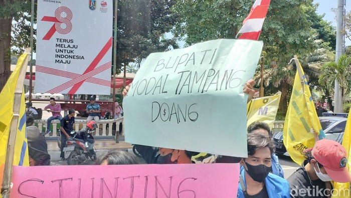 Demo PMII di Tuban yang sempat diwarnai aksi saling dorong dengan polisi.