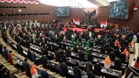 Sebanyak 489 anggota MPR/DPR/DPD RI hadir dalam acara tersebut.  
