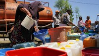 Badan Penanggulangan Bencana Daerah (BPBD) Kabupaten Maros, menyalurkan bantuan air bersih sebanyak 30 ribu liter per hari kepada warga terdampak krisis air bersih akibat kemarau di daerah itu.  