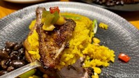 Nasi kuningnya bukan terbuat dari kunyit, melainkan bawang putih fermentasi. Untuk ayam panggangnya dimarinasi dengan carne asada yang terdiri dari sekitar 7-8 rempah. Ayam lalu dipanggang di open grill sampai matang.  