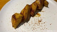 Dari deretan menu pembuka, ada Grilled Pineapple (Rp 45.000) yang mencuri perhatian. Potongan nanas panggang ini diberi bubuk kayu manis dan gula. 