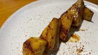 Cita rasa menu ini asam, manis, dan berair sehingga cocok dijadikan menu pembuka. Mulut pun terasa segar usai menyantapnya.