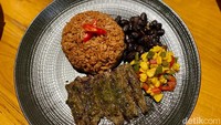Kalau ini Mexican Bowl (Rp 150.000) yang disandingkan dengan nasi tomat khas Meksiko. Untuk pendampingnya yaitu tumisan sayuran dan kacang hitam. 