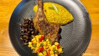 Pencinta ayam panggang wajib pesan Jamaican Bowl (Rp 120.000). Menu ini disandingkan dengan nasi kuning, tumisan sayur dan jagung, serta kacang hitam.