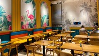 Terletak di lantai ground, Kuningan City, gerai El Toro mencuri perhatian dengan interiornya yang cerah dan bernuansa tropis. Tempat bersantap nya juga nyaman lho!