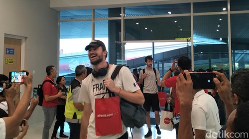 enumpang penerbangan perdana AirAsia rute Surabaya-Labuan Bajo disambut di Bandar Udara Komodo, Rabu (16/8/2023)