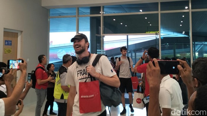 enumpang penerbangan perdana AirAsia rute Surabaya-Labuan Bajo disambut di Bandar Udara Komodo, Rabu (16/8/2023)