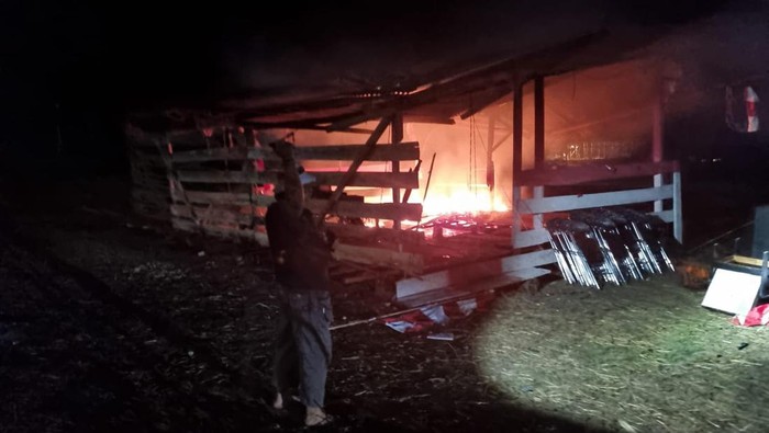 Kantor Distrik Kramamongga, Kabupaten Fakfak, Papua Barat, dibakar sekelompok orang tak dikenal (OTK).