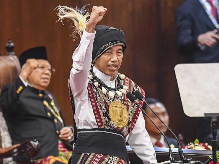 Filosofi Tenun Ikat Baju Adat Tanimbar yang Dipakai Jokowi