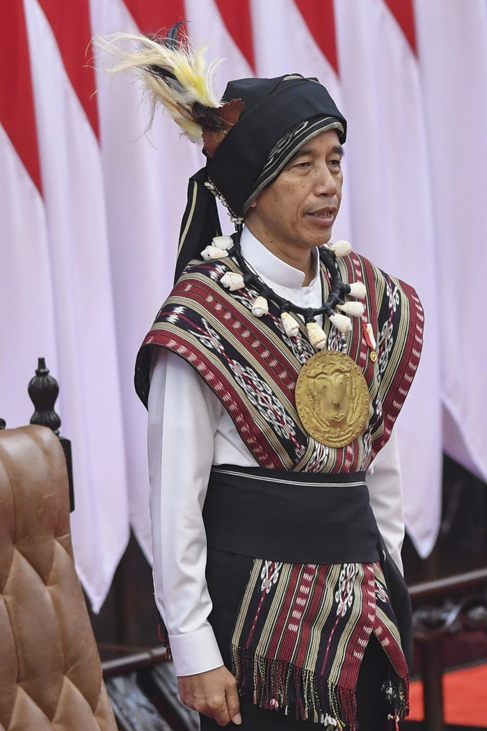 Filosofi Tenun Ikat Baju Adat Tanimbar yang Dipakai Jokowi