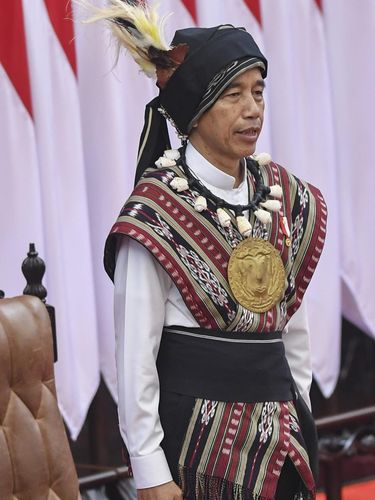 Presiden Joko Widodo menyampaikan pidato kenegaraan pada Sidang Tahunan MPR dan Sidang Bersama DPR - DPD Tahun 2023 di Gedung Nusantara, Kompleks Parlemen, Senayan, Jakarta, Rabu (16/8/2023). ANTARA FOTO/Galih Pradipta/Spt.