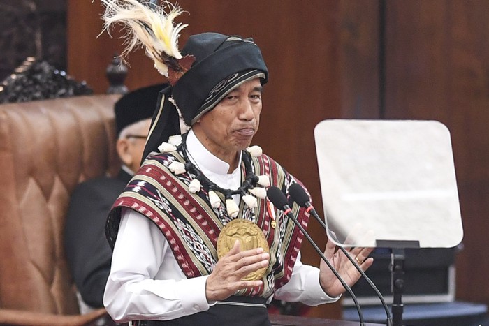 Presiden Joko Widodo menyampaikan pidato kenegaraan pada Sidang Tahunan MPR dan Sidang Bersama DPR - DPD Tahun 2023 di Gedung Nusantara, Kompleks Parlemen, Senayan, Jakarta, Rabu (16/8/2023). ANTARA FOTO/Galih Pradipta/Spt.