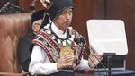 Filosofi Tenun Ikat Baju Adat Tanimbar yang Dipakai Jokowi