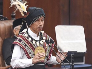 Jokowi: Foto Saya Bareng Capres Dipasang di Mana-mana, Boleh Saja