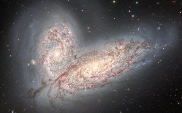 Galaksi Bimasakti yang jadi tempat bernaung tata surya ternyata tak selalu berbentuk spiral sebagaimana yang diketahui. Hilangnya pola spiral di lengan galaksi merupakan efek tarik menarik dengan galaksi tetangga, Andromeda.