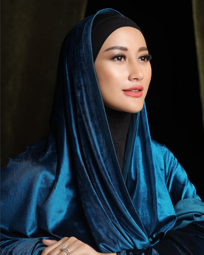 Dalam unggahan di Instagram, Ayu Maulida menceritakan proses dirinya berhijab yang butuh waktu lama. Setelah mengumpulkan keberanian, wakil Indonesia di Miss Universe 2020 ini akhirnya mantap berhijab. Foto: Instagram/@ayumaulida97