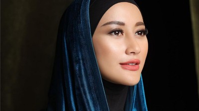 7 Gaya Bersahaja Puteri Indonesia 2020 Ayu Maulida yang Kini Berhijab