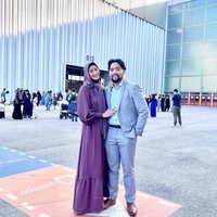 Ayu yang kini menetap di Swiss bersama suami menyempatkan foto bareng saat momen Idul adha. Gayanya anggun dengan gaun warna ungu dipadu jilbab bernuansa warna senada. Foto: Instagram/@ayumaulida97