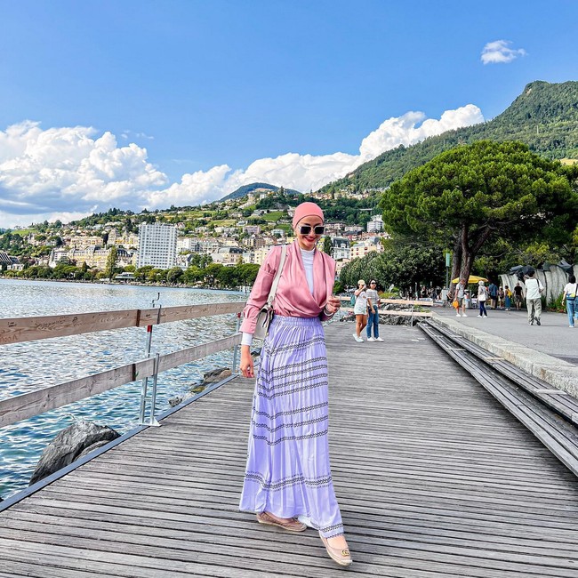 Nuansa girlie, Ayu mengenakan busana hijab pastel nerupa blouse rose gold dan rok ungu. Tak lupa kacamata hitam sebagai pelengkap gaya. Foto: Instagram/@ayumaulida97