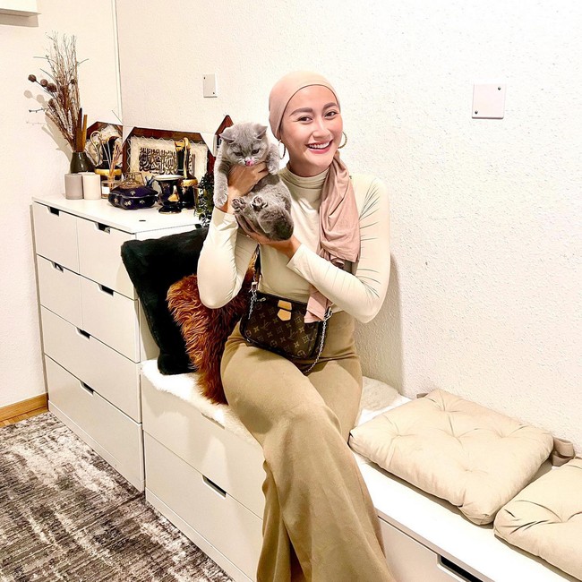 Ayu mengungkapkan banyak yang menanyakan kenapa baru memutuskan berhjab sekarang. Dia pun menjawab dengan bijak, “Lebih baik sekarang daripada tidak sama selama-lamanya,” tulisnya. Foto: Instagram/@ayumaulida97