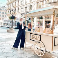 Tampil casual, wanita 26 tahun ini memakai busana monokrom, memadukan kemeja dan celana kulot hitam saat jajan es krim di Swiss. Foto: Instagram/@ayumaulida97