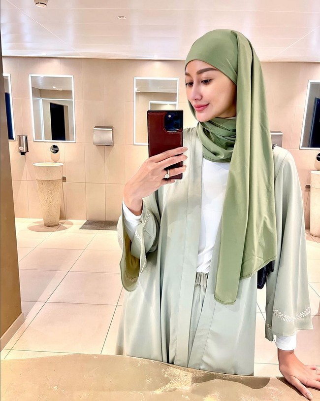 Ayu Maulida memutuskan berhijab pada Juni 2023. Ia memilih busana bernuansa hijau sage saat berbusana hijab di hari pertama. Wanita asal Jawa Timur ini pun minta didoakan agar selalu istiqomah dengan hijab. Foto: Instagram/@ayumaulida97