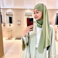Ayu Maulida memutuskan berhijab pada Juni 2023. Ia memilih busana bernuansa hijau sage saat berbusana hijab di hari pertama. Wanita asal Jawa Timur ini pun minta didoakan agar selalu istiqomah dengan hijab. Foto: Instagram/@ayumaulida97