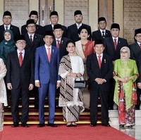 Iriana Jokowi tampil elegan dalam sidang tahunan MPR 2019. Mendampingi Presiden Joko Widodo yang mengenakan setelan biru dan dasi merah, ia memilih atasan serupa baju kurung warna putih. Busana itu dipadukan dengan batik bernuansa putih-cokelat yang digunakan sebagai selendang dan bawahan. Sebagai aksesori, Iriana tampak menerapkan anting dan kalung yang juga berwarna putih. Foto: Dok. Detikcom, Biro Pers Setpres, Antara