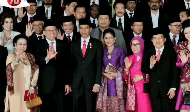 Pada 2015, setahun setelah Jokowi dilantik sebagai presiden, Iriana ikut menemani sang suami yang berpidato di Sidang Tahunan MPR. Iriana mengenakan kebaya kurung berwarna ungu dilengkapi dengan kain dan selendang batik. Rambut disanggul simple melengkapi penampilannya sebagai Ibu Negara. Foto: Dok. Detikcom, Biro Pers Setpres, Antara