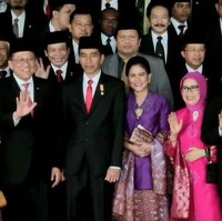 Pada 2015, setahun setelah Jokowi dilantik sebagai presiden, Iriana ikut menemani sang suami yang berpidato di Sidang Tahunan MPR. Iriana mengenakan kebaya kurung berwarna ungu dilengkapi dengan kain dan selendang batik. Rambut disanggul simple melengkapi penampilannya sebagai Ibu Negara. Foto: Dok. Detikcom, Biro Pers Setpres, Antara