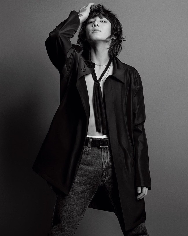 “Rambut panjang Jungkook terbayar. Sepertinya konsep ini sangat cocok untuknya. Dia melakukannya dengan baik,” “Mereka harus mengirimnya ke runway,” komentar sejumlah netizen Korea. Foto: dok. Calvin Klein